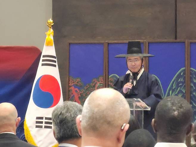 국경일행사 축사하는 양동한 주남아공 한국대사 (프리토리아=연합뉴스) 유현민 특파원 = 6일(현지시간) 남아프리카공화국 프리토리아 매슬로타임스퀘어호텔에서 열린 국경일 행사에서 양동한 주남아공 한국대사가 축사를 하고 있다. 2025.9.7 hyunmin623@yna.co.kr (끝)