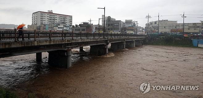 불어난 강물 (전주=연합뉴스) 정경재 기자 = 7일 밤사이 내린 많은 비로 홍수주의보가 내려진 전북 전주시 전주천 서천교 인근 매곡교를 시민들이 건너고 있다. 2025.9.7 jaya@yna.co.kr