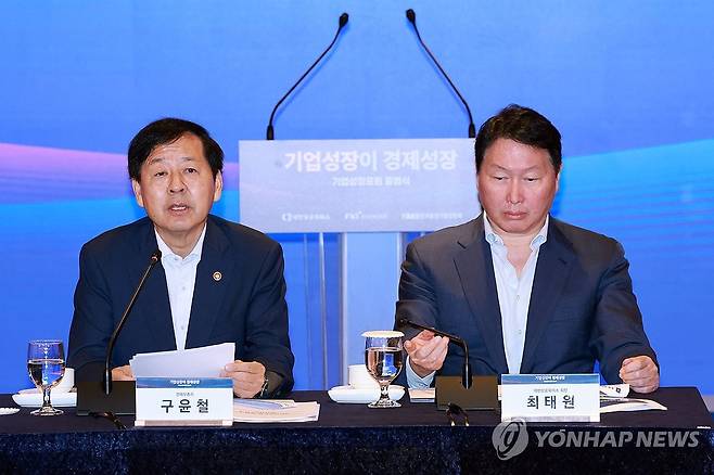 인사말하는 구윤철 부총리 (서울=연합뉴스) 신현우 기자 = 구윤철 부총리 겸 기획재정부 장관(왼쪽)이 4일 서울 중구 롯데호텔 사파이어볼룸에서 대한상공회의소·한국경제인협회·한국중견기업연합회가 연 기업성장포럼 출범식에 참석해 인사말하고 있다. 오른쪽은 최태원 대한상의 회장. 2025.9.4 nowwego@yna.co.kr