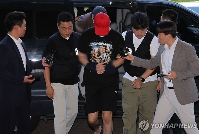 서대문 초등생 유괴미수 일당, 영장실질심사 (서울=연합뉴스) 류영석 기자 = 서울 서대문구 한 초등학교 인근에서 아동을 납치하려 한 20대 남성 일당이 5일 서울 마포구 서울서부지방법원에서 열린 구속 전 피의자 심문(영장실질심사)에 출석하고 있다. 2025.9.5 ondol@yna.co.kr