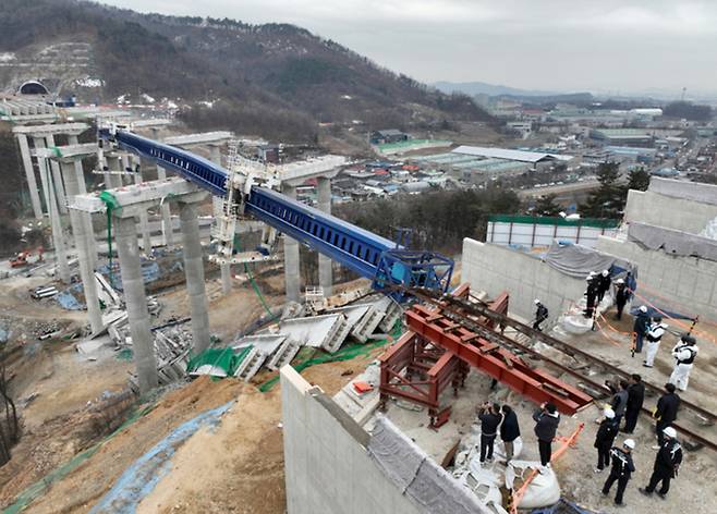 ▲ 지난 28일 오전 안성시 서운면 산평리 부근 포천세종고속도로 안성-용인 구간 상행성 고가다리 붕괴사고 현장에서 경찰, 국과수, 산업안전공단, 국립재난안전연구원, 국토안전관리원 등 관계자들이 붕괴 원인을 찾기 위한 합동감식을 진행하고 있다. 지난 25일 포천세종고속도로 안성-용인 구간 상행성 고가다리 건설 현장에서 교각 위에 설치 중이던 교량 상판 구조물이 무너져 상부에서 추락한 근로자 4명이 숨지고 6명이 다쳤다. /전광현 기자 maggie@incheonilbo.com