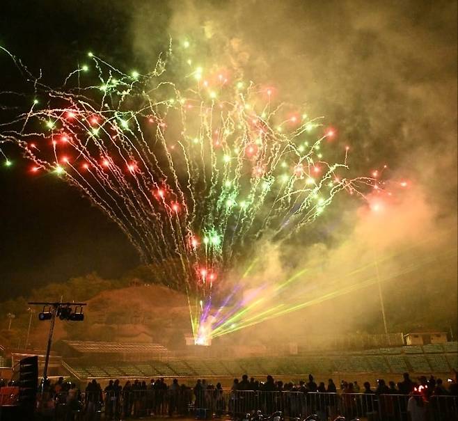 지난해 진행된 청소년 별자리 과학축제에 찾아온 관광객들이 불꽃놀이를 즐기고 있다. 사진=동두천시청