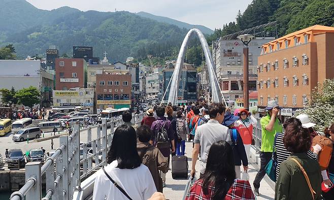 울릉도 도동항을 통해 마을로 진입하는 관광객. /김두한 기자