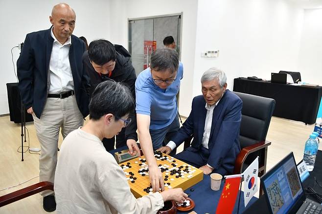 조훈현 9단과 루이나이웨이 9단이 대국을 마친 후 여러 프로기사들과 함께 복기를 하고 있다.(사진 한국기원 제공)