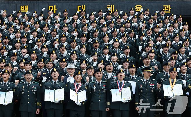 29일 오전 경기 광주시 육군 특수전학교에서 열린 '특전부사관 260기 임관식'에서 내빈들과 신임 특전부사관들이 기념촬영을 하고 있다. 2025.8.29/뉴스1 ⓒ News1 김영운 기자