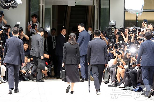 윤석열 전 대통령의 부인 김건희 여사가 지난 8월 6일 서울 종로구에 마련된 김건희 특검팀(특별검사 민중기) 사무실에 첫 조사를 받기 위해 피의자 신분으로 출석하고 있는 모습. 2025.8.6/뉴스1 ⓒ News1 사진공동취재단