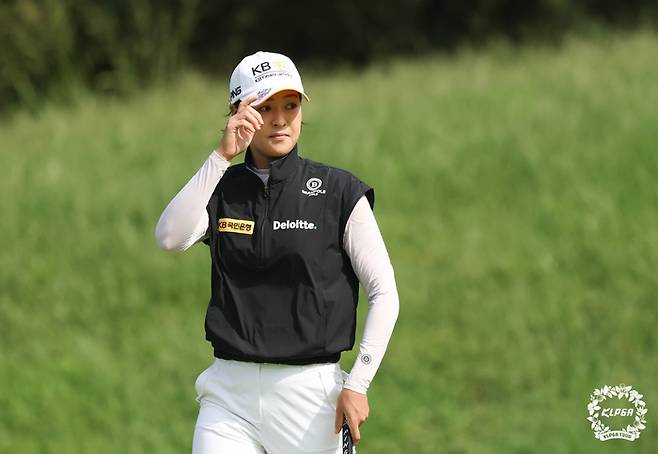 전인지가 7일 블랙스톤 이천GC에서 열린 KLPGA투어 KB금융 스타챔피언십 최종라운드에서 팬들에게 인사하고 있다. 사진 | KLPGA