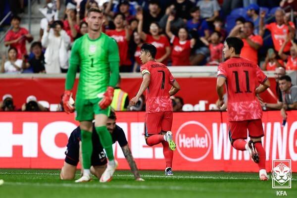 7일(한국시간) 미국 뉴저지에 위치한 포츠 일러스트레이티드 스타디움에서 치러진 미국과의 A매치 친선경기에서 한국의 손흥민이 골 넣고 이동경과 기뻐하고 있다. /사진=대한축구협회