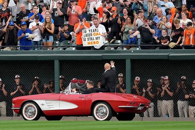 칼 립켄 주니어가 경기 전 그라운드를 돌며 2131경기 연속출전 기록 수립 30주년 기념 행사에서 그라운드를 돌려 팬들과 볼티모어 선수들의 박수와 환호에 답하고 있다. AFP연합뉴스