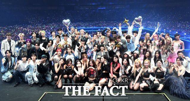 '2025 더팩트 뮤직 어워즈'는 오는 20일 마카오 아웃도어 퍼포먼스 베뉴(Macao Outdoor Performance Venue, 澳門戶外表演區)에서 개최된다. 사진은 지난해 9월 열린 '2024 더팩트 뮤직 어워즈' 2일차 시상식에서 출연 가수들이 단체 촬영을 하는 모습. /이효균 기자