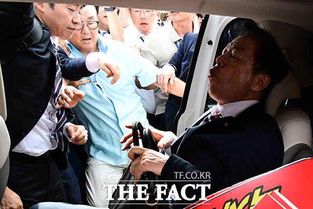 힘겹게 탑승한 김형석 관장이 지친 표정을 짓고 있다.