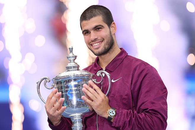 통산 두 번째 US오픈 트로피를 들어 올린 알카라스. Gettyimageskorea