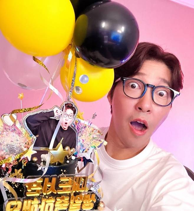 1세대 크리에이터 대도서관(본명 나동현, 46)이 지난 6일 자택에서 숨진 채 발견돼 충격을 안겼다. 경찰은 타살 혐의점은 없다고 밝혔으며, 고인이 생전 가슴 통증을 호소하고 무리한 일정을 소화한 정황에 따라 사인으로 심근경색이 유력하게 거론된다. 정확한 원인은 부검을 통해 규명될 예정이다. '클린 방송' 선구자로 불리던 고인의 비보에 동료들과 팬들의 추모 물결이 이어지고 있다. 이혼 후에도 친구처럼 지내온 전처 윰댕이 상주에 이름을 올려 안타까움을 더했다. 발인은 9일 오전 8시다.