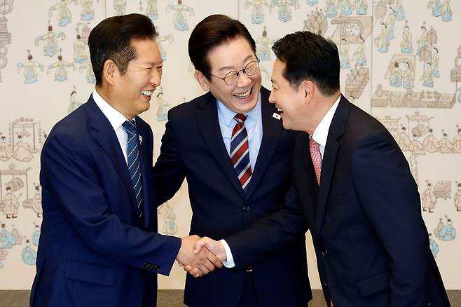 이재명 대통령이 8일 용산 대통령실에서 여야 지도부 오찬 회동에 참석한 더불어민주당 정청래 대표와 국민의힘 장동혁 대표가 악수하는 모습을 보고 있다. /연합뉴스