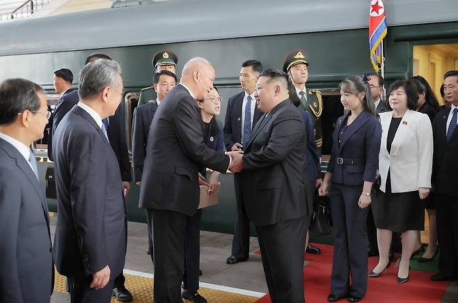 2025년 9월 2일 오후 중국 수도 베이징 베이징역에 전용열차로 도착해 인사를 나누고 있는 김정은 북한 국무위원장. 뒤에 딸 김주애가 서 있다./조선중앙통신 연합뉴스