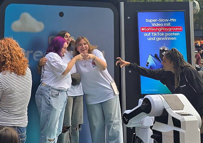 방문객들이 삼성전자가 IFA 2025 기간 중 독일 베를린 유로파센터(Europacenter)에서 잘파 세대 대상으로 실시하는 팝업 이벤트를 체험하고 있다.