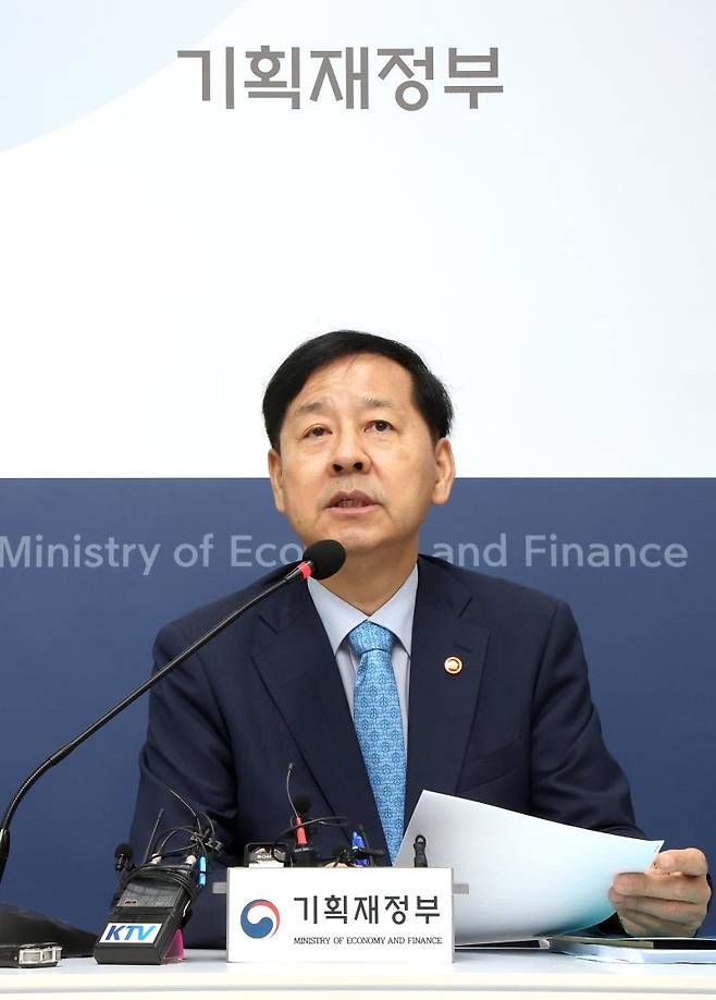 구윤철 경제부총리 겸 기획재정부 장관이 8일 정부세종청사에서 열린 출입기자단 간담회에서 질문에 답하고 있다. 연합뉴스