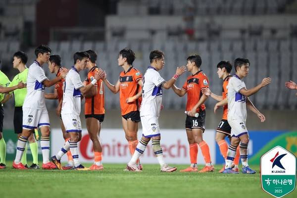 화성FC와 충남아산FC 선수단. 한국프로축구연맹 제공