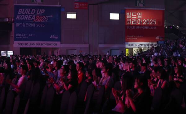 6일 경기도 고양시 킨텍스 제2전시장 8홀에서 열린 ‘빌드업 코리아 2025’ 행사에서 참석자들이 자리에서 일어나 두 손을 모으고 기도하고 있다. 윤운식 선임기자 yws@hani.co.kr