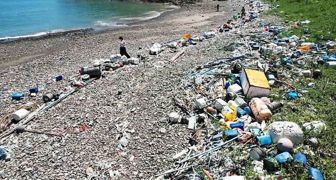 전남 고흥군 도화면 다도해해상국립공원 해변 일대. 해안선을 따라 각종 해양 쓰레기가 거대한 띠를 이루며 쌓여있다. 녹색연합 제공