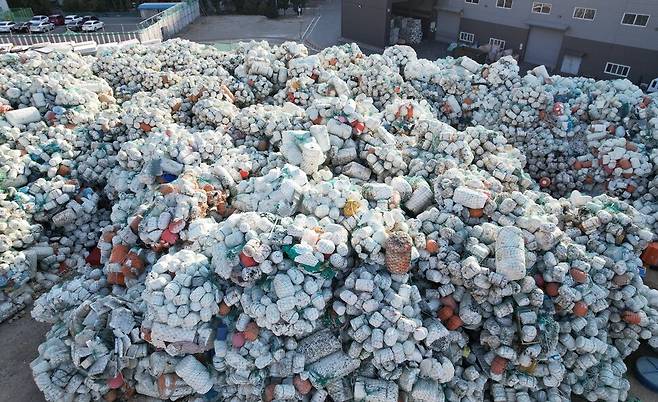 해양 쓰레기에는 어구가 가장 많다. 양식장에서 나온 스티로폼 부표 등 해양 쓰레기가 산더미처럼 쌓여있다. 녹색연합 제공