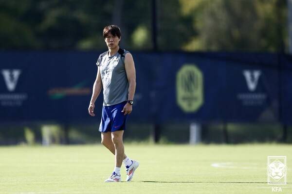 홍명보 감독이 8일(한국시각) 미국 테네시주 내슈빌SC 훈련장을 둘러보고 있다. 대한축구협회 제공