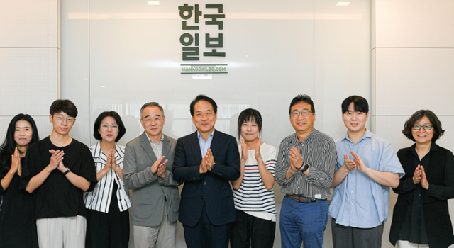 이성철(가운데) 한국일보사 사장과 박재영 뉴스이용자위원회 위원장(왼쪽에서 네 번째)을 비롯한 뉴스이용자위원들이 5일 서울 중구 한국일보에서 위촉식을 가진 뒤 기념 촬영을 하고 있다. 남동균 인턴기자