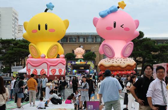 대전0시축제가 개막한 지난달 8일 꿈돌이, 꿈순이 대형 조형물이 설치돼 있다. 뉴스1