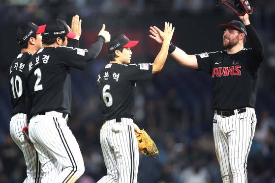 LG가 7년 연속 포스트시즌 진출을 확정지으며 KBO리그 10개 구단 체제 최다 타이 기록을 세웠다. 연합뉴스
