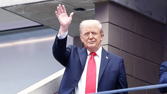 7일(현지시간) 도널드 트럼프 미국 대통령이 뉴욕에서 열린 US오픈 남자 결승전에 앞서 손읋 흔들고 있다. 로이터=연합뉴스