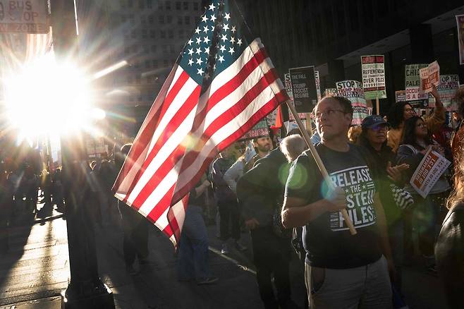 6일 미국 일리노이주 시카고에서 도널드 트럼프 대통령의 이민 정책에 반대하는 시위대가 시내를 행진하고 있다. AFP연합뉴스