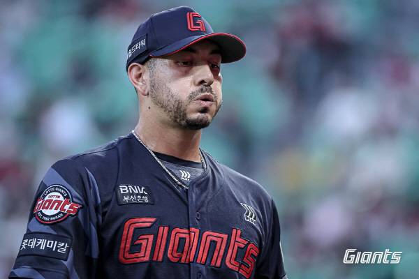 지난 5일 SSG전에 롯데 선발로 등판한 빈스 벨라스케즈가 공을 던지기 전 숨을 고르고 있다. 롯데 자이언츠 제공