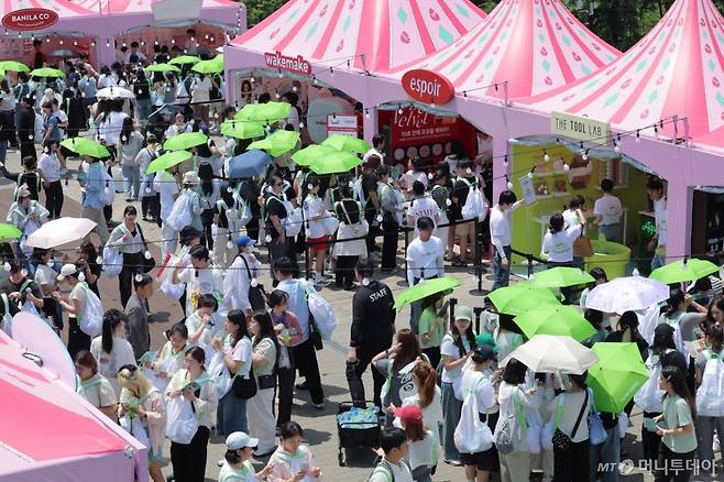 지난 5월 22일 서울 노들섬에서 열린 국내 최대 규모 체험형 뷰티&헬스 축제 '2025 올리브영 페스타'를 찾은 방문객들로 붐비고 있다. CJ올리브영(340460)은 스킨케어, 메이크업, 퍼스널 케어, 헬시라이프, 럭스에디트 등 크게 5개 존 총 84개 부스, 108개 브랜드가 참여해 오는 25일까지 5일간 전 행사 대비 약 두 배 수준인 3만 명이 이번 축제를 찾는다고 밝혔다./사진=뉴스1