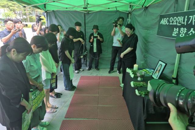▲ 고 오요안나 MBC 기상캐스터 어머니 장연미 씨(가운데)가 8일 서울 마포 MBC 앞에 차린 딸의 분향소에서 추모객을 맞고 있다. ⓒ프레시안(최용락) ⓒ프레시안(최용락)