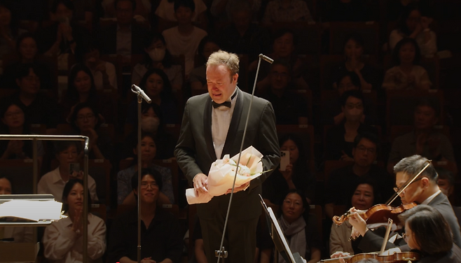 서울 서초동 예술의전당 콘서트홀에서 5일 열린 국립심포니 제258회 정기연주회에서 임기를 마친 예술감독 다비트 라일란트를 위해 단원들이 ‘올드 랭 사인’을 연주하자 라일란트가 눈물 흘리고 있다. 국립심포니 인스타그램