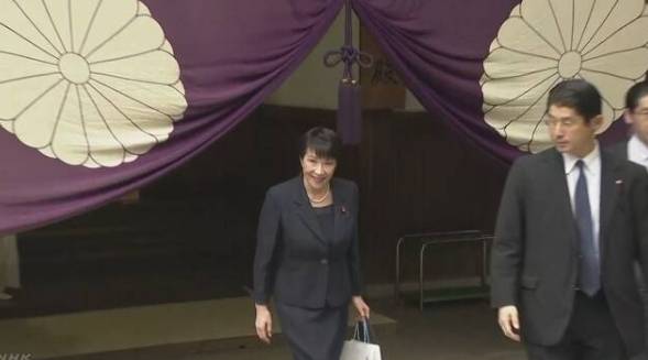 2019년 10월 다카이치 사나에 당시 총무상이 야스쿠니 신사 참배를 마치고 나오는 모습. NHK 캡처