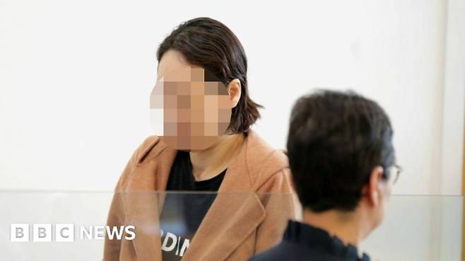 두 자녀 살해 혐의를 받는 한국계 이모씨가 8일(현지시간) 뉴질랜드 오클랜드 고등법원 첫 공판에 출석하고 있다. (BBC 뉴스 화면 캡처, 모자이크 처리)