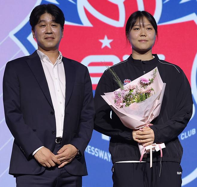 5일 열린 2025-2026 KOVO 여자 신인선수 드래프트에서 한국도로공사에 1라운드 1순위로 지명을 받은 중앙여고 이지윤(오른쪽)이 김종민 한국도로공사 감독과 함께 기념촬영을 하고 있다. 연합뉴스