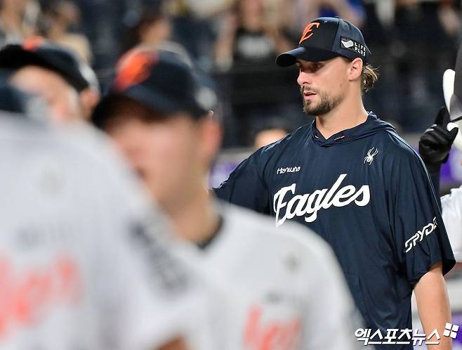 지난달 13일 오후 대전 한화생명 볼파크에서 열린 '2025 신한 SOL Bank KBO리그' 롯데 자이언츠와 한화 이글스의 경기, 한화가 2회에만 5점을 뽑아내며 롯데에 6:0 승리를 거뒀다. 이날 경기에서 승리한 한화 와이스가 하이파이브를 하고 있다. 엑스포츠뉴스 DB