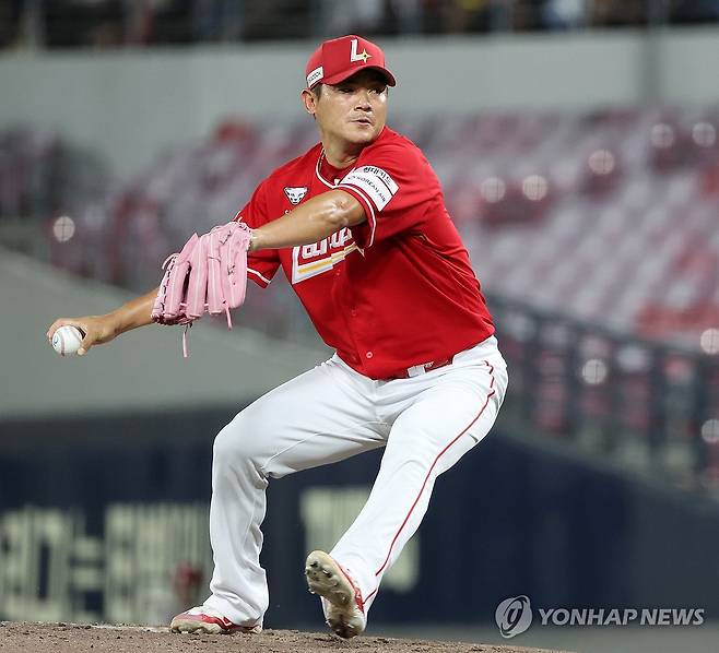 투구하는 노경은 (광주=연합뉴스) 조남수 기자 = 2일 광주기아챔피언스필드에서 열린 프로야구 SSG 랜더스와 KIA 타이거즈의 경기. SSG 노경은이 7회에 투구하고 있다. 2025.7.2 iso64@yna.co.kr