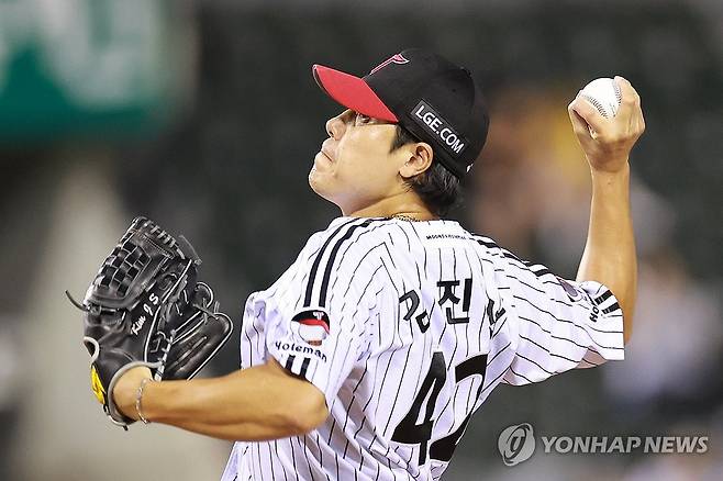 김진성 역투 (서울=연합뉴스) 신현우 기자 = 7일 서울 잠실야구장에서 열린 프로야구 2025 신한 SOL 뱅크 KBO리그 두산 베어스와 LG 트윈스의 경기.
6회초 무사 만루 두산 정수빈 타석 때 LG 두번째 투수 김영우와 교체된 김진성이 역투하고 있다. 2025.8.7 nowwego@yna.co.kr