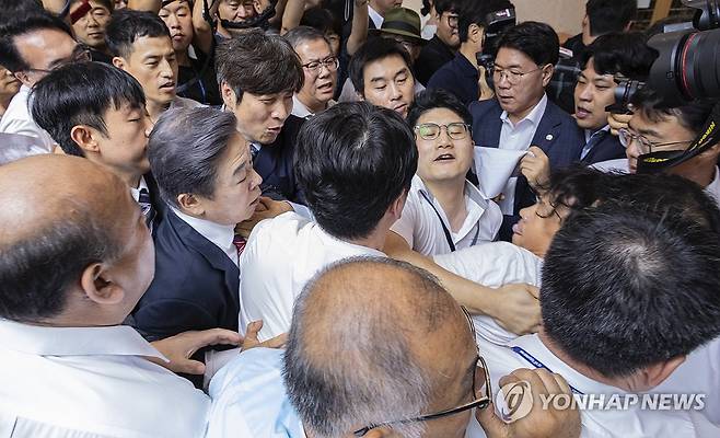 국회에서 기습 기자회견 한 김형석 독립기념관장, 항의 속 퇴장 (서울=연합뉴스) 황광모 기자 = 김형석 독립기념관장이 8일 국회 소통관에서 '독립기념관 바로 세우기' 기자회견을 마친 뒤 기자회견 개최에 항의하는 시민단체의 항의를 받으며 회견장을 떠나고 있다. 2025.9.8 hkmpooh@yna.co.kr