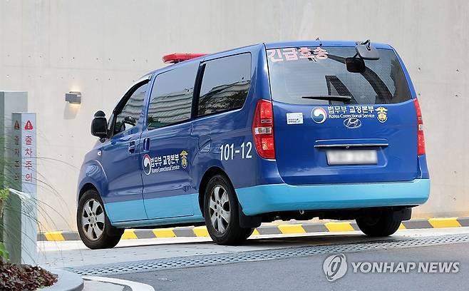 특검 향하는 건진법사 전성배 씨 탑승 호송차 (서울=연합뉴스) 김인철 기자 = 건진법사 전성배 씨가 탑승한 호송차가 31일 김건희 여사 관련 의혹들을 수사하는 민중기 특별검사팀 사무실이 마련된 서울 종로구 KT광화문빌딩으로 들어가고 있다. 2025.8.25 yatoya@yna.co.kr