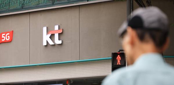 kt 가입자들의 집단 소액결제 피해가 발생한 가운데 이번 사건이 결제 카드 정보 도난 등 2차 피해로 이어질 수 있다는 전문가 경고가 나왔다. 사진은 9일 한 시민이 서울 kt 판매점 앞을 지나고 있는 모습. 2025.9.9 /연합뉴스