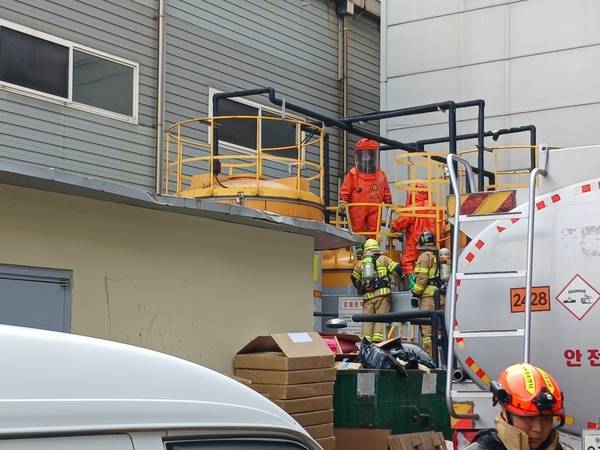 9일 오후 2시35분께 인천 미추홀구 도화동 한 제조공장에서 약품 작업 중 가스가 유출돼 작업자 120여명이 스스로 대피했다. 2025.9.9 /인천소방본부 제공