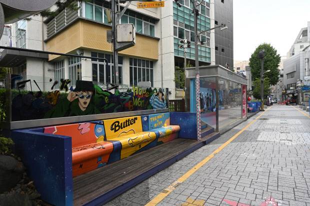 세계 각국에서 해외 선수들이 모이는 광주2025현대세계양궁선수권대회가 열리고 있는 8일, 광주시 동구 5·18민주광장 경기장 인근에 위치한 ‘K-POP 스타의 거리’가 지나가는 사람 하나없이 한적한 모습이다. /최현배 기자 choi@kwangju.co.kr