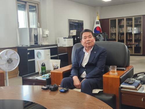 ◇신경호 강원특별자치도교육감이 8일 도교육청 교육감실에서 기자들과 만나 최준호 정책협력관의 사직 철회와 관련된 질문에 답변을 하고 있다.