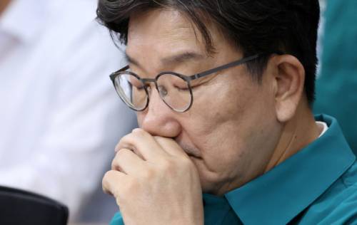 ◇국민의힘 권성동 의원이 9일 강원 강릉시청을 방문해 지역 가뭄 피해 상황을 점검하며 생각에 잠겨 있다. 사진=연합뉴스