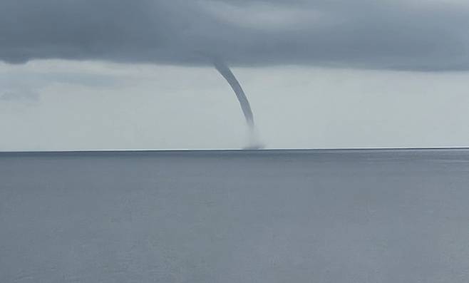 용오름 현상이 하늘과 바다가 이어지기 위해 진행되는 상황./이종호씨 제공