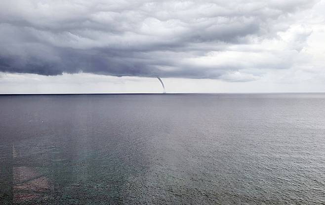 하늘에서 먹구름 회오리가 바다로 내려오는 듯한 모습./이종호 씨 제공